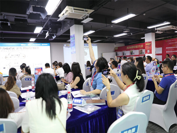 图文广告夫妻店中，夫妻如何相互<font color=red><font color=red>支持</font></font>，实现共同成长？ 